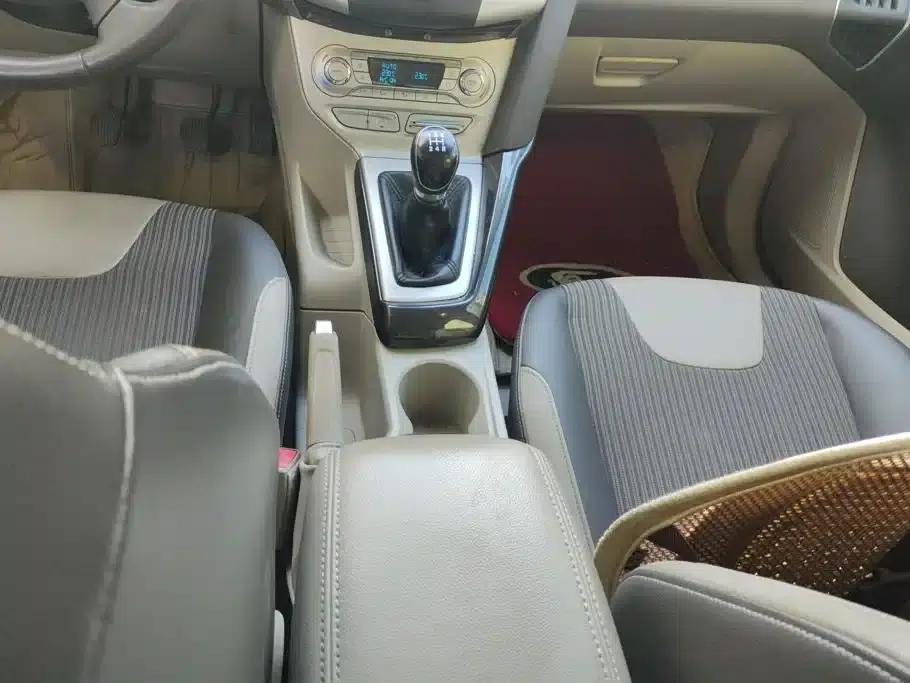 Ford Focus 2012 Sedan 1.6L Manual Fashion Edition — миниатюра 16