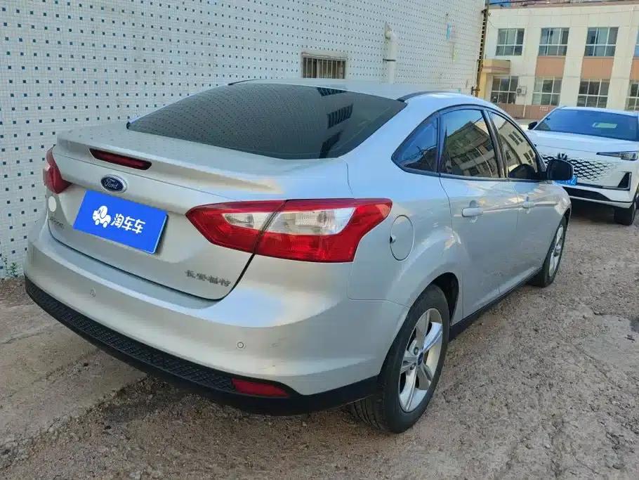 Ford Focus 2012 Sedan 1.6L Manual Fashion Edition — миниатюра 3