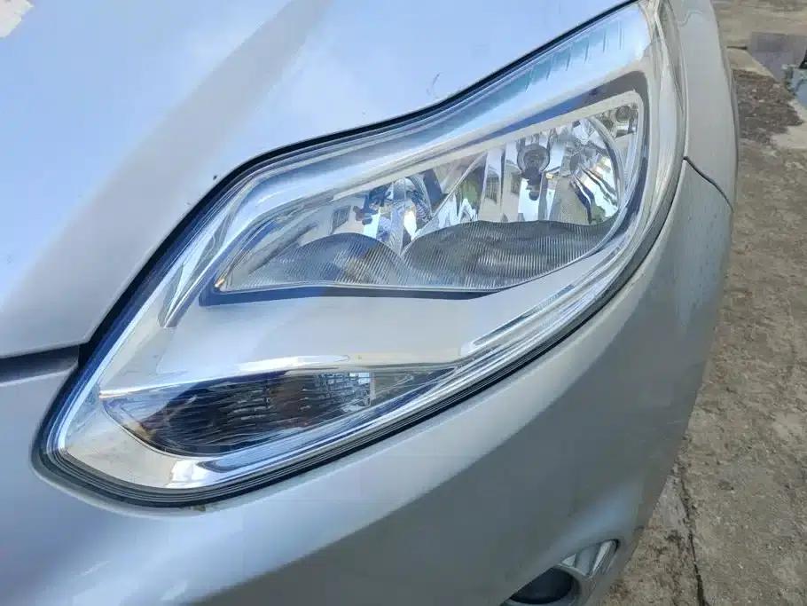 Ford Focus 2012 Sedan 1.6L Manual Fashion Edition — миниатюра 5