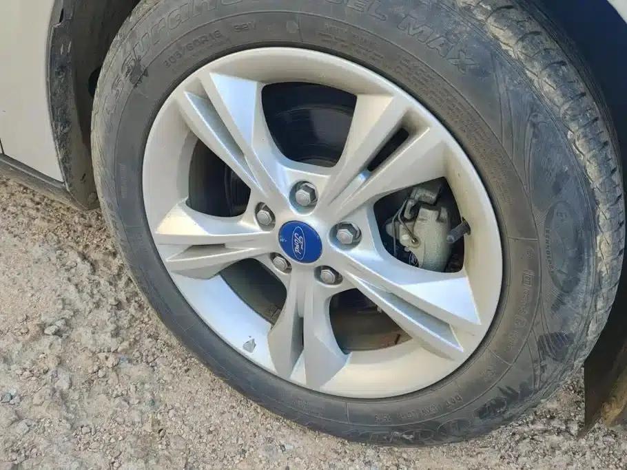 Ford Focus 2012 Sedan 1.6L Manual Fashion Edition — миниатюра 6