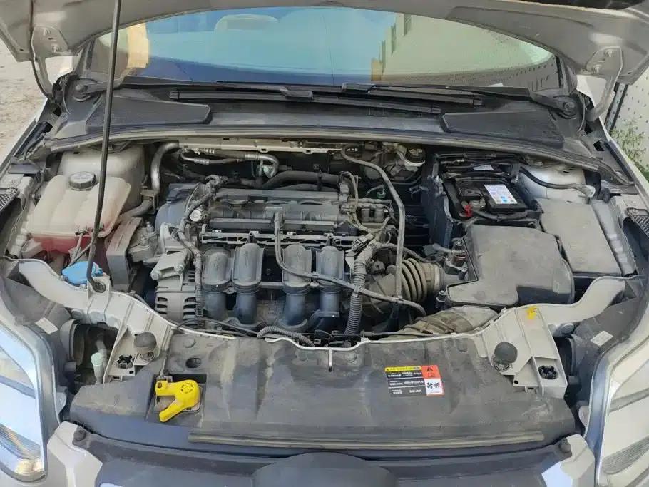Ford Focus 2012 Sedan 1.6L Manual Fashion Edition — миниатюра 10