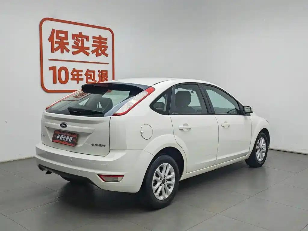 Ford Focus 2013 Hatchback Classic 1.8L Automatic Basic Model — миниатюра 2