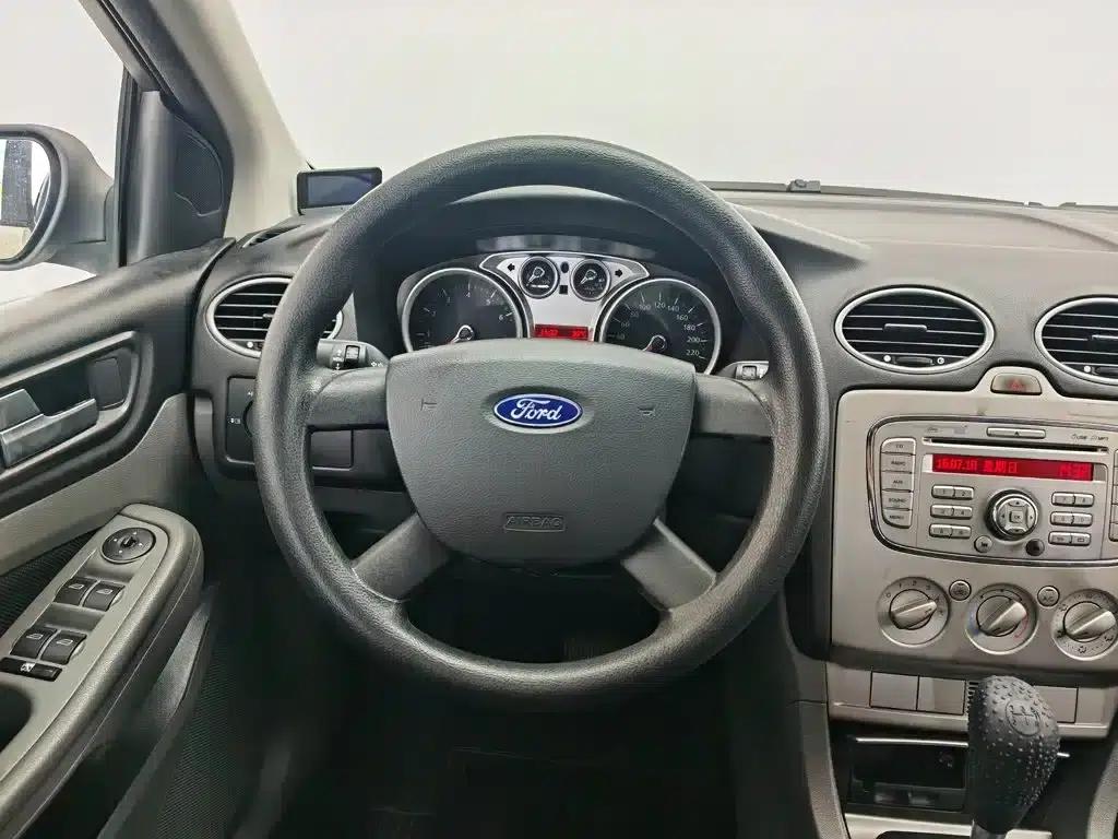 Ford Focus 2013 Hatchback Classic 1.8L Automatic Basic Model — миниатюра 11