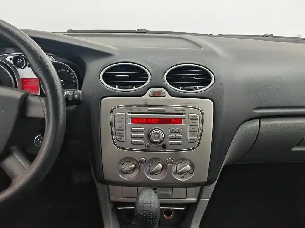 Ford Focus 2013 Hatchback Classic 1.8L Automatic Basic Model — миниатюра 12