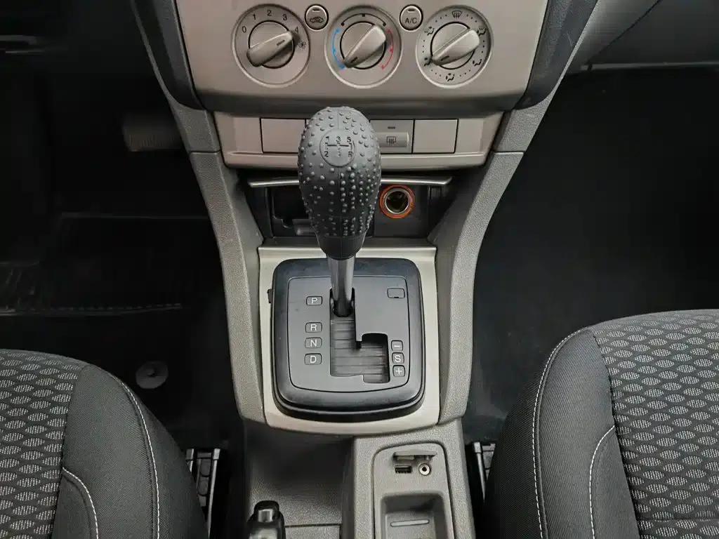 Ford Focus 2013 Hatchback Classic 1.8L Automatic Basic Model — миниатюра 13