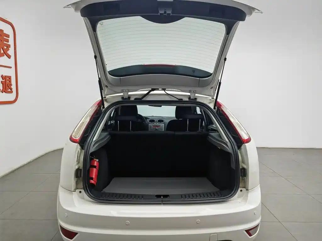 Ford Focus 2013 Hatchback Classic 1.8L Automatic Basic Model — миниатюра 16