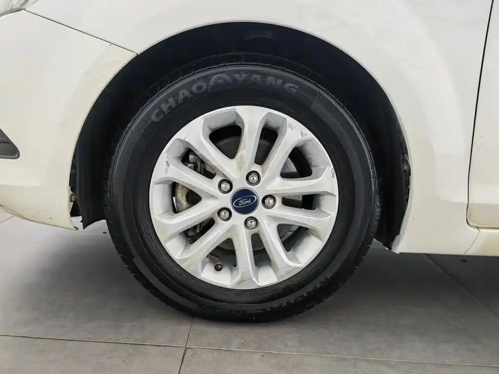 Ford Focus 2013 Hatchback Classic 1.8L Automatic Basic Model — миниатюра 17