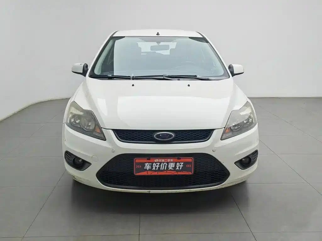 Ford Focus 2013 Hatchback Classic 1.8L Automatic Basic Model — миниатюра 3