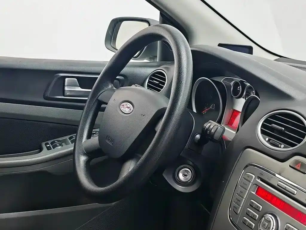 Ford Focus 2013 Hatchback Classic 1.8L Automatic Basic Model — миниатюра 22