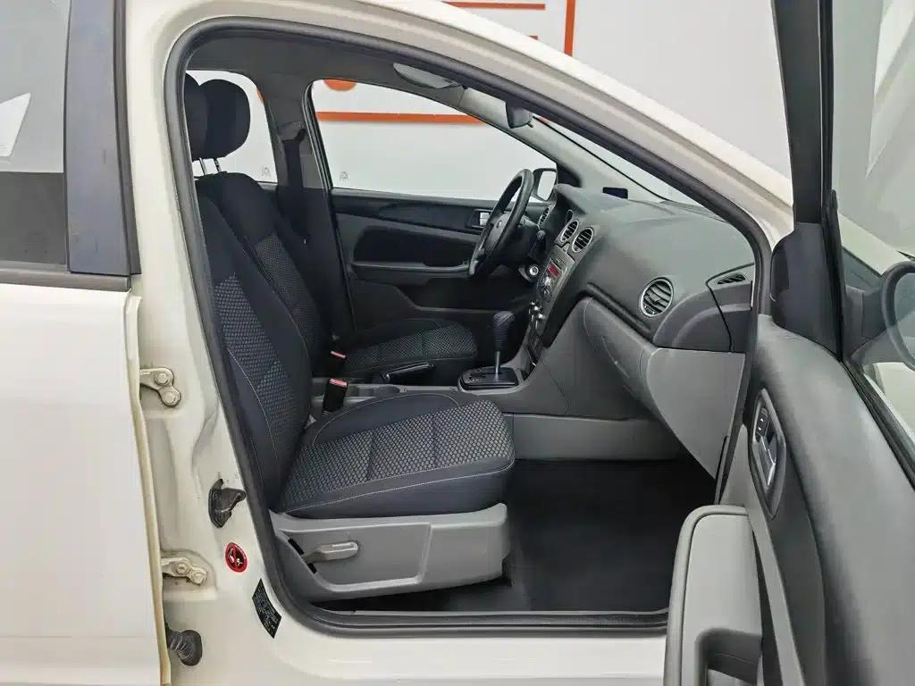 Ford Focus 2013 Hatchback Classic 1.8L Automatic Basic Model — миниатюра 23