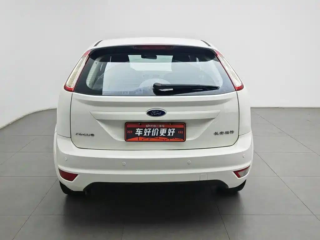 Ford Focus 2013 Hatchback Classic 1.8L Automatic Basic Model — миниатюра 4