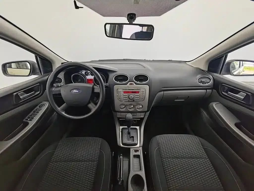 Ford Focus 2013 Hatchback Classic 1.8L Automatic Basic Model — миниатюра 5