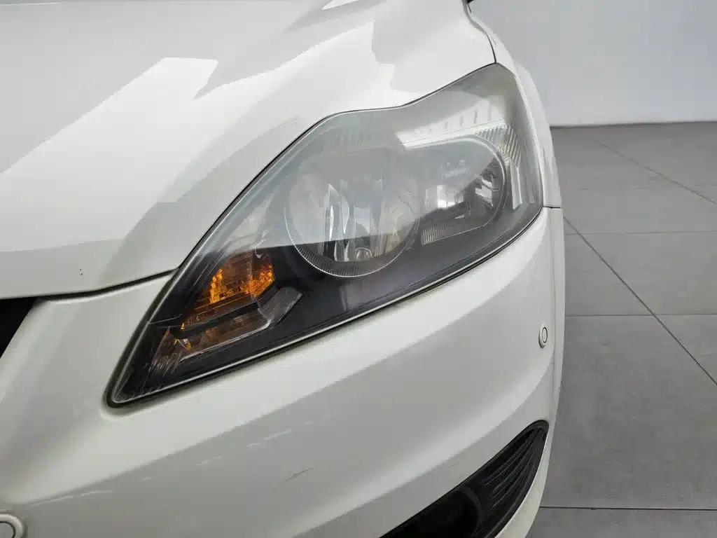 Ford Focus 2013 Hatchback Classic 1.8L Automatic Basic Model — миниатюра 7