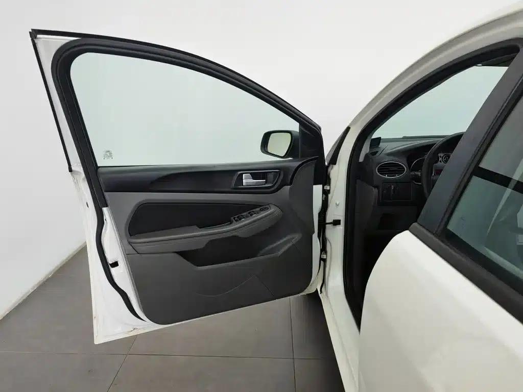 Ford Focus 2013 Hatchback Classic 1.8L Automatic Basic Model — миниатюра 8