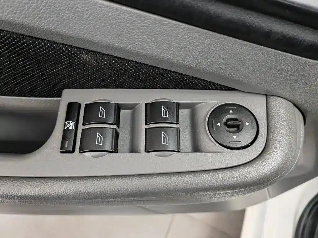 Ford Focus 2013 Hatchback Classic 1.8L Automatic Basic Model — миниатюра 9