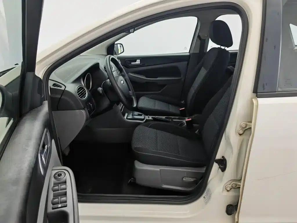 Ford Focus 2013 Hatchback Classic 1.8L Automatic Basic Model — миниатюра 10
