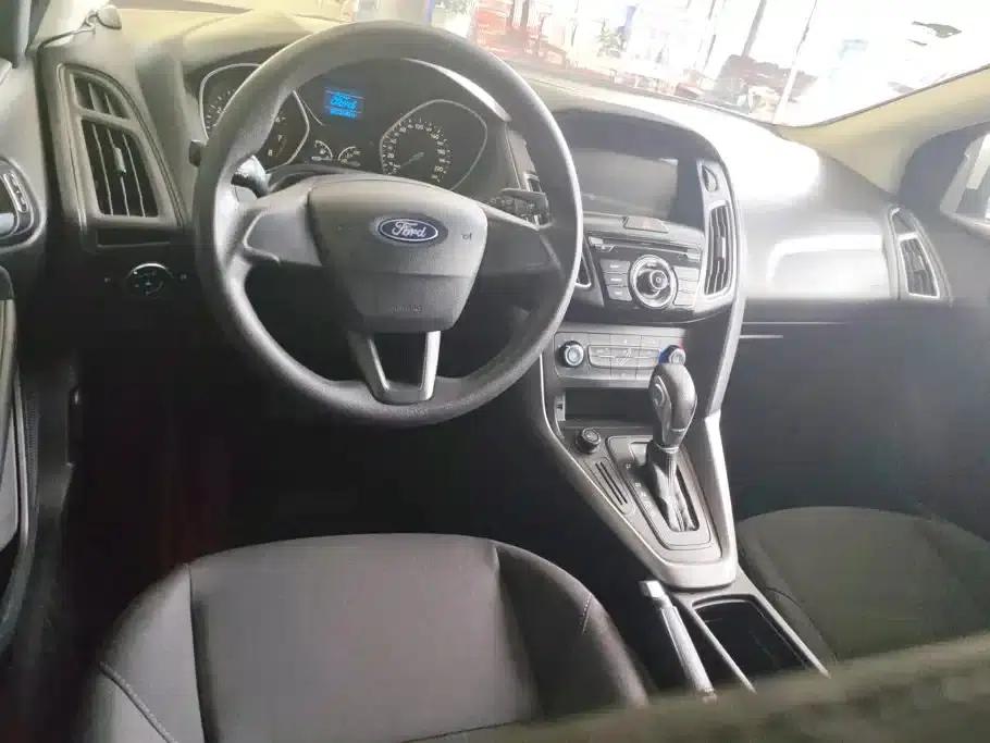 Ford Focus 2015 Hatchback 1.6L Automatic Comfort — миниатюра 12