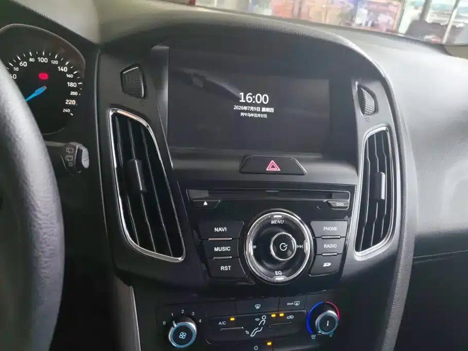 Ford Focus 2015 Hatchback 1.6L Automatic Comfort — миниатюра 13