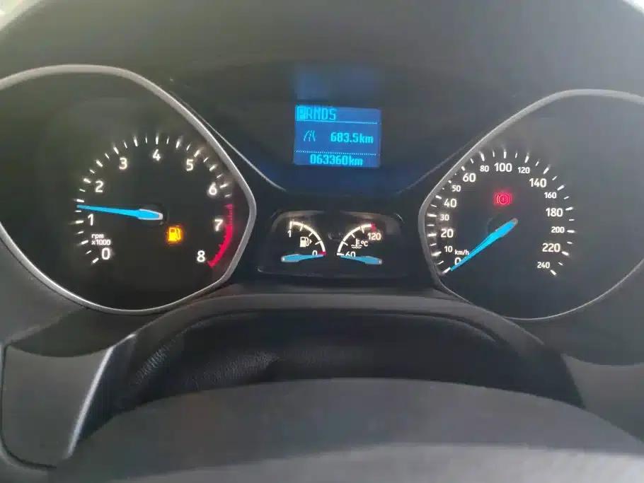 Ford Focus 2015 Hatchback 1.6L Automatic Comfort — миниатюра 14