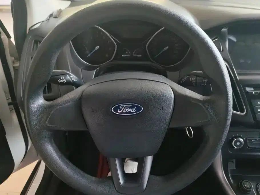 Ford Focus 2015 Hatchback 1.6L Automatic Comfort — миниатюра 15