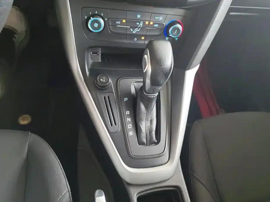 Ford Focus 2015 Hatchback 1.6L Automatic Comfort — миниатюра 16