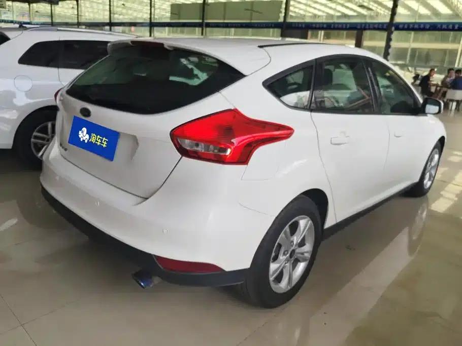 Ford Focus 2015 Hatchback 1.6L Automatic Comfort — миниатюра 3