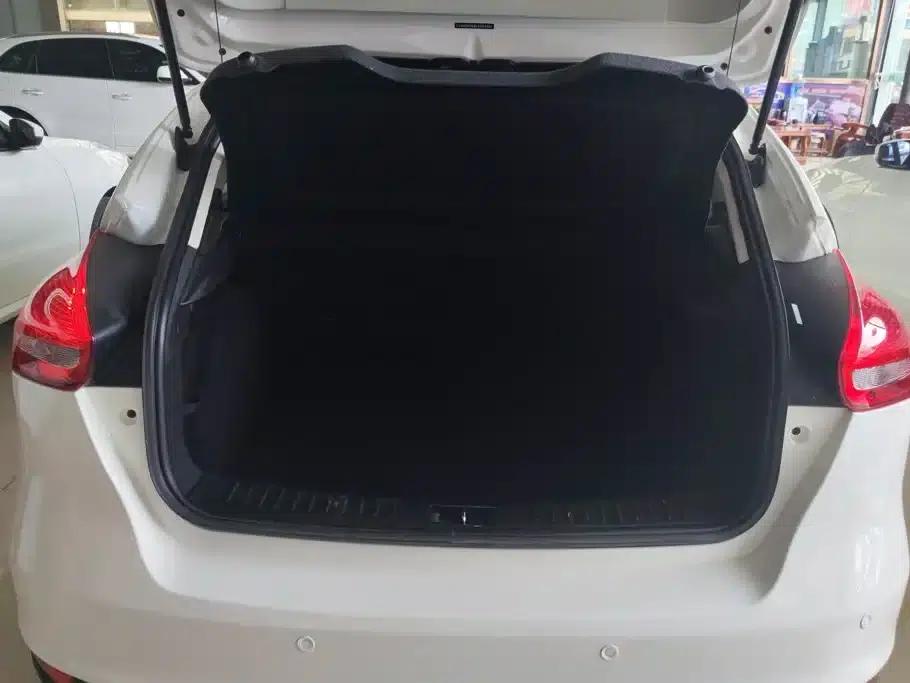 Ford Focus 2015 Hatchback 1.6L Automatic Comfort — миниатюра 4