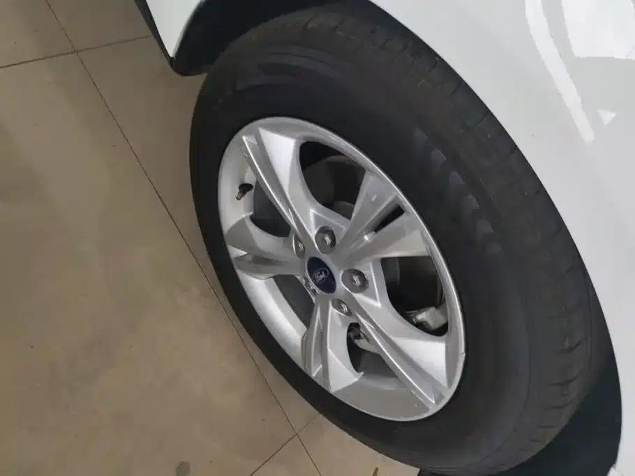 Ford Focus 2015 Hatchback 1.6L Automatic Comfort — миниатюра 6