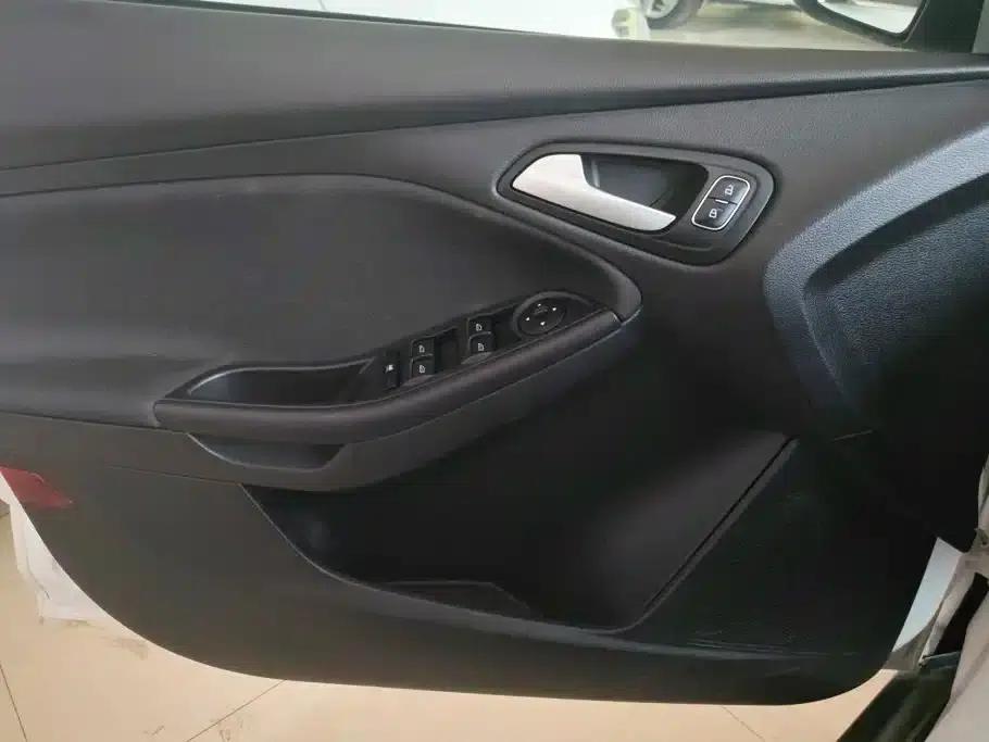 Ford Focus 2015 Hatchback 1.6L Automatic Comfort — миниатюра 7