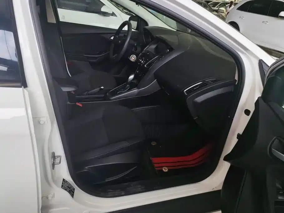 Ford Focus 2015 Hatchback 1.6L Automatic Comfort — миниатюра 8