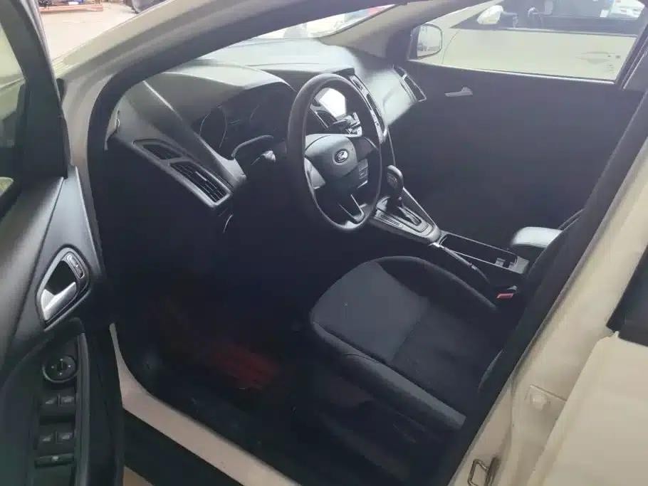 Ford Focus 2015 Hatchback 1.6L Automatic Comfort — миниатюра 9