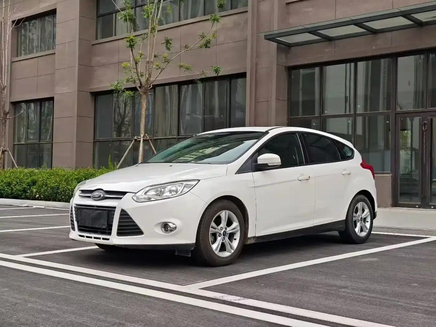 Ford Focus 2012 Hatchback 1.6L Automatic Fashion Edition — миниатюра 1