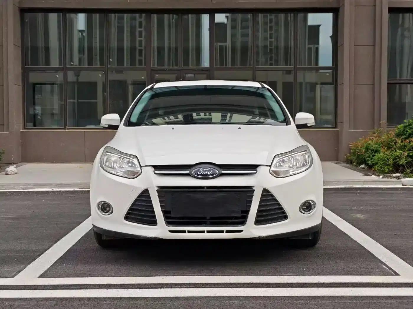 Ford Focus 2012 Hatchback 1.6L Automatic Fashion Edition — миниатюра 2