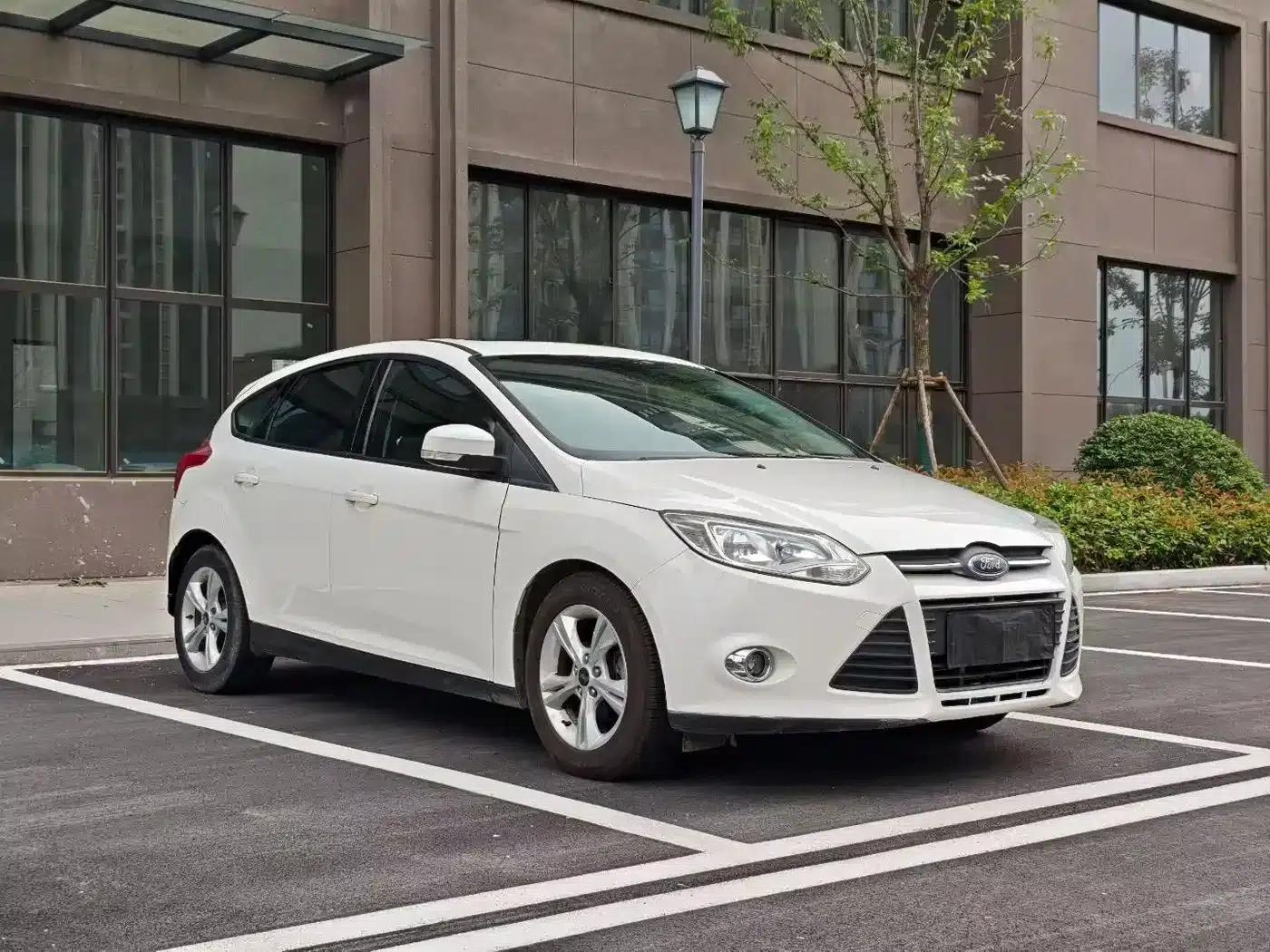 Ford Focus 2012 Hatchback 1.6L Automatic Fashion Edition — миниатюра 3