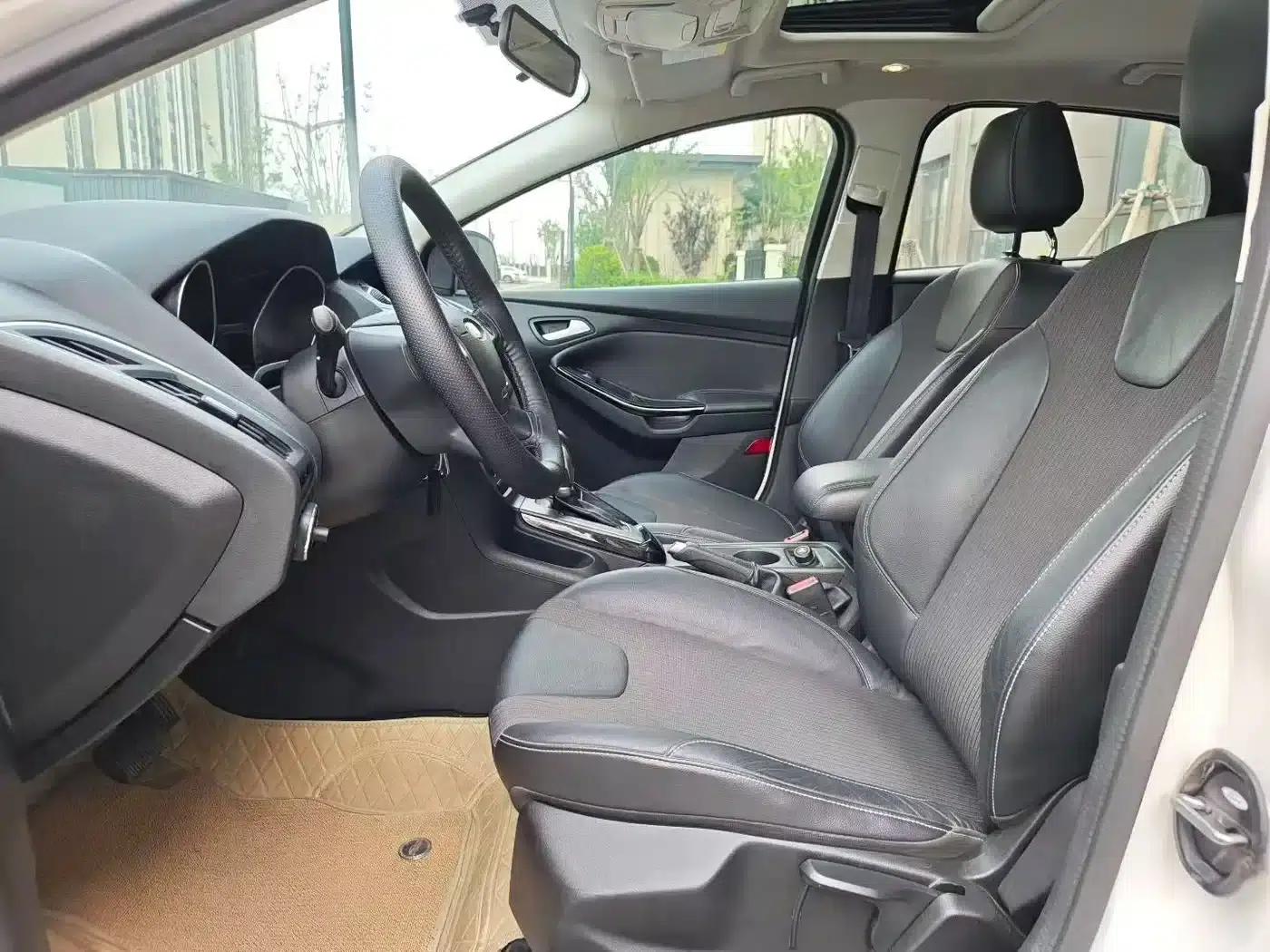Ford Focus 2012 Hatchback 1.6L Automatic Fashion Edition — миниатюра 4