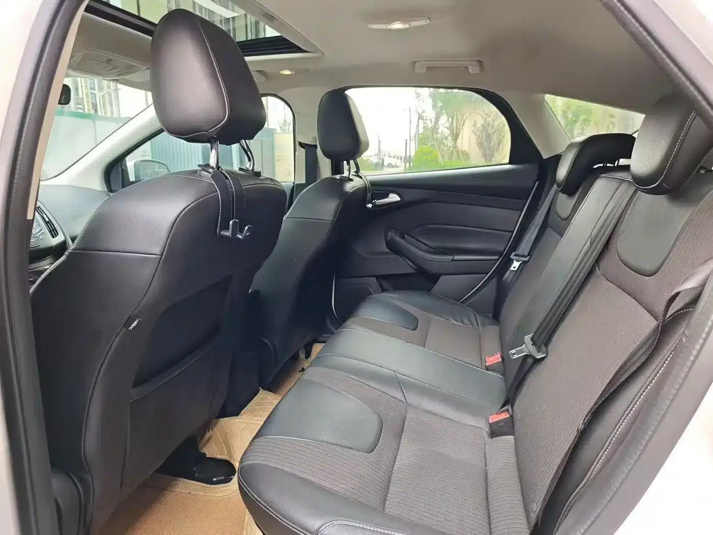 Ford Focus 2012 Hatchback 1.6L Automatic Fashion Edition — миниатюра 5
