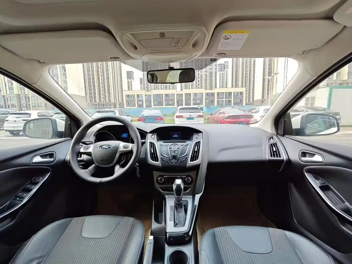 Ford Focus 2012 Hatchback 1.6L Automatic Fashion Edition — миниатюра 6