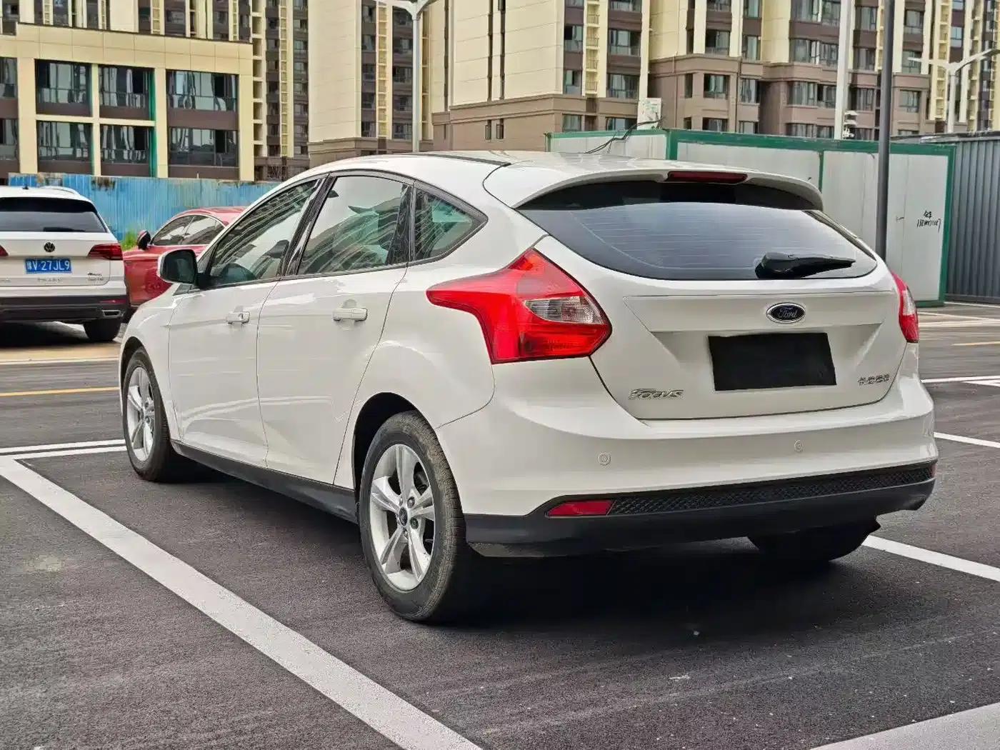 Ford Focus 2012 Hatchback 1.6L Automatic Fashion Edition — миниатюра 7