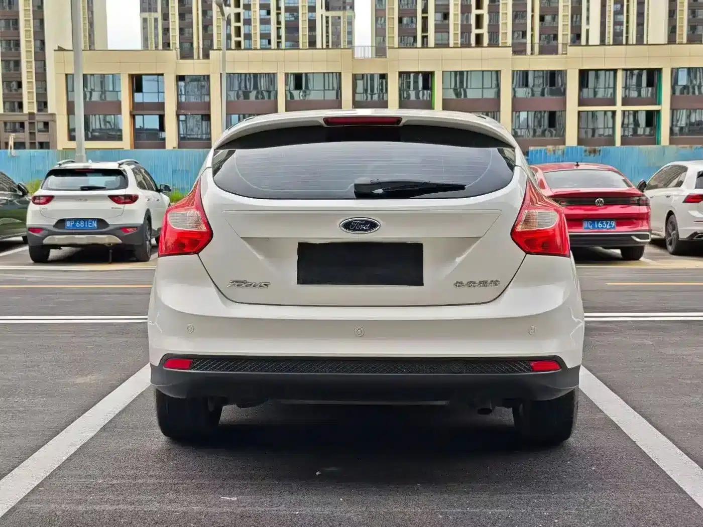 Ford Focus 2012 Hatchback 1.6L Automatic Fashion Edition — миниатюра 8