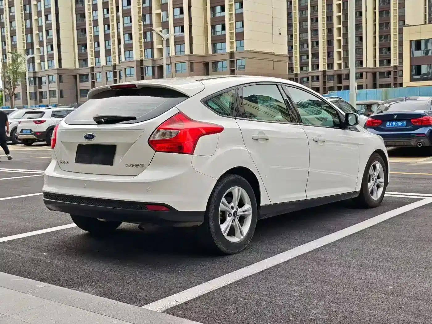 Ford Focus 2012 Hatchback 1.6L Automatic Fashion Edition — миниатюра 9