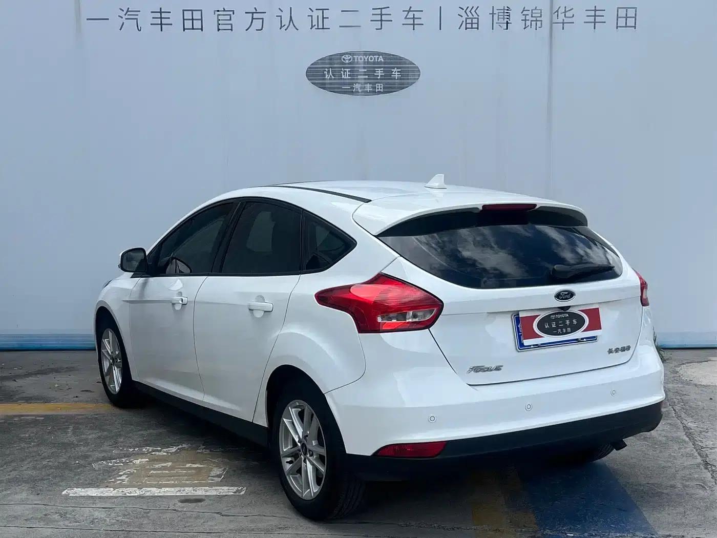 Ford Focus 2017 Hatchback 1.6L Automatic Fashion Smart Edition — миниатюра 3