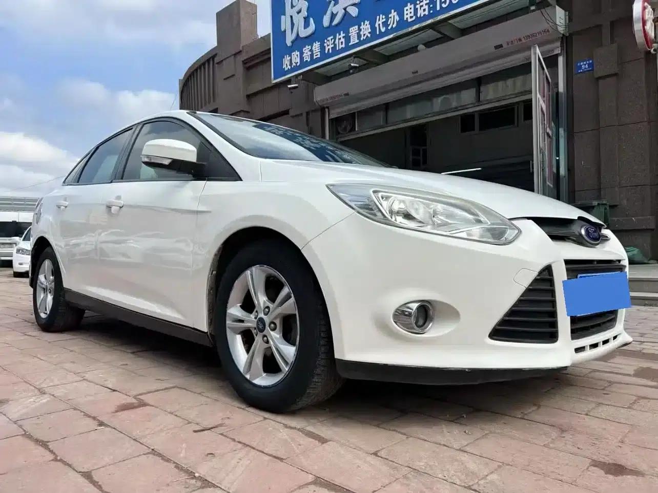 Ford Focus 2012 Sedan 1.6L Automatic Comfort — миниатюра 3