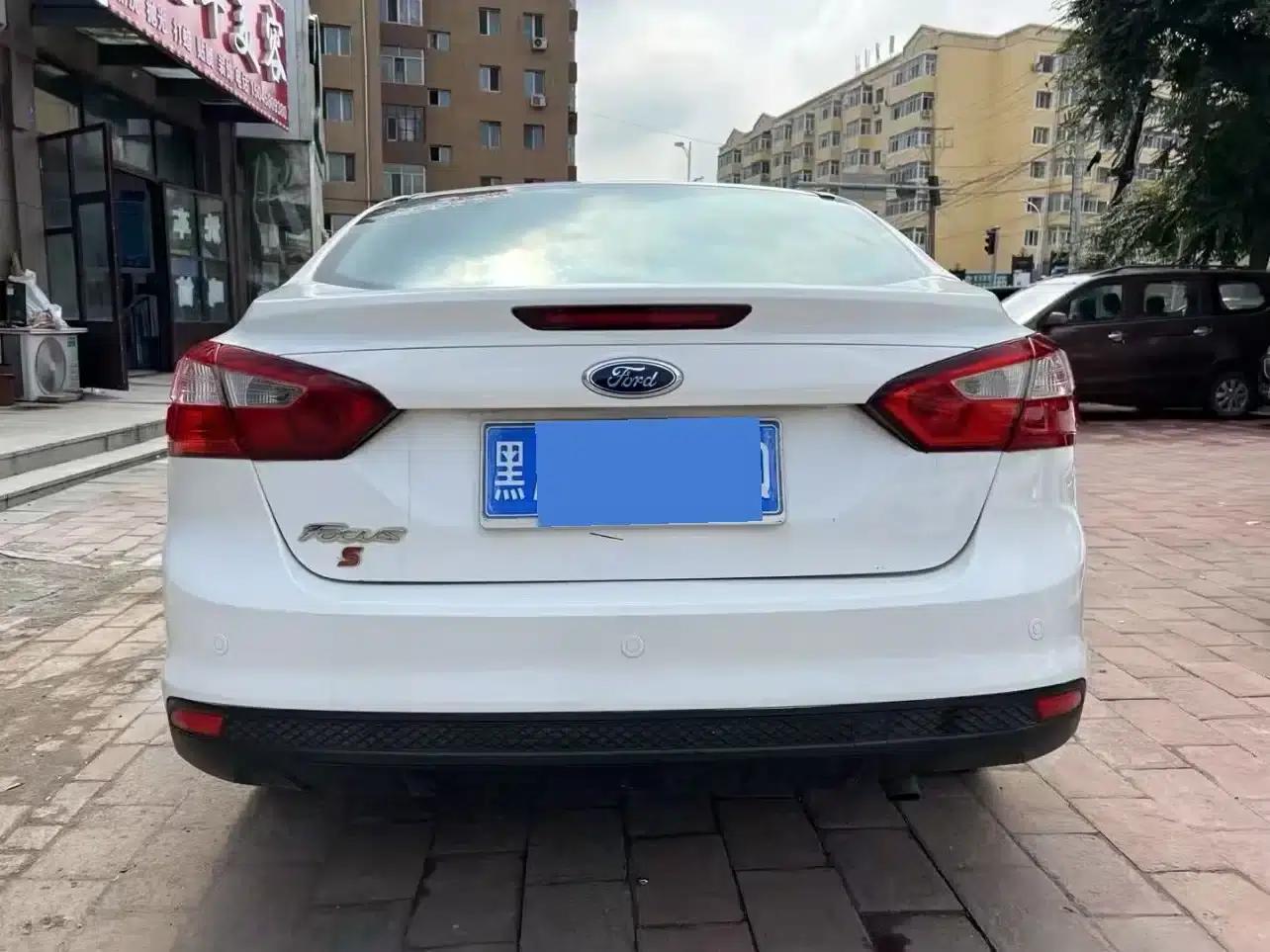 Ford Focus 2012 Sedan 1.6L Automatic Comfort — миниатюра 4