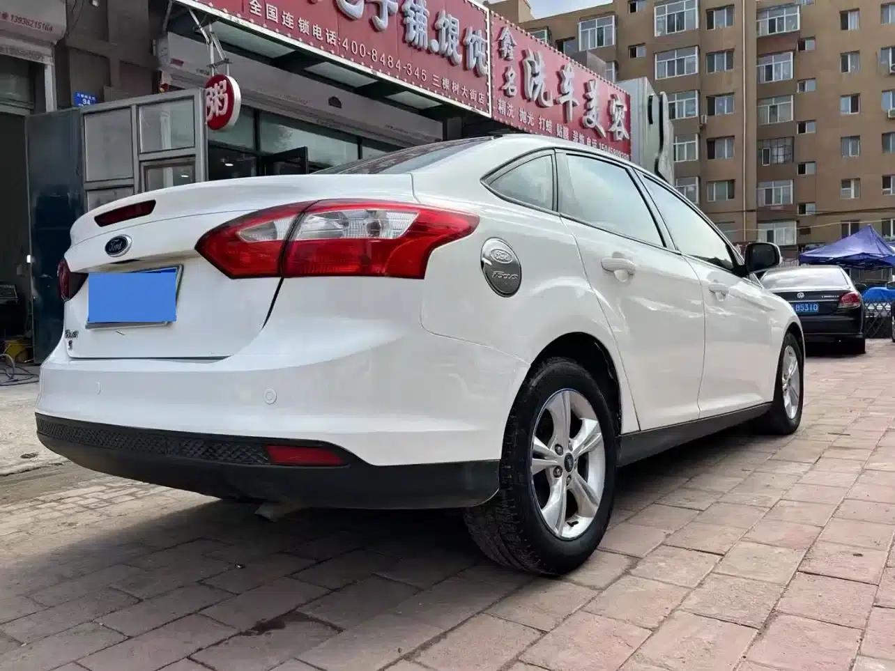 Ford Focus 2012 Sedan 1.6L Automatic Comfort — миниатюра 5