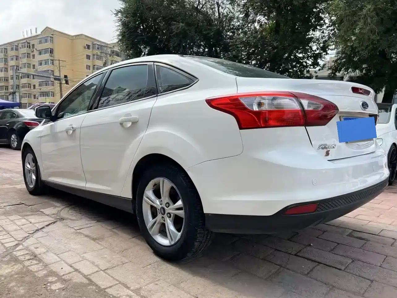 Ford Focus 2012 Sedan 1.6L Automatic Comfort — миниатюра 6
