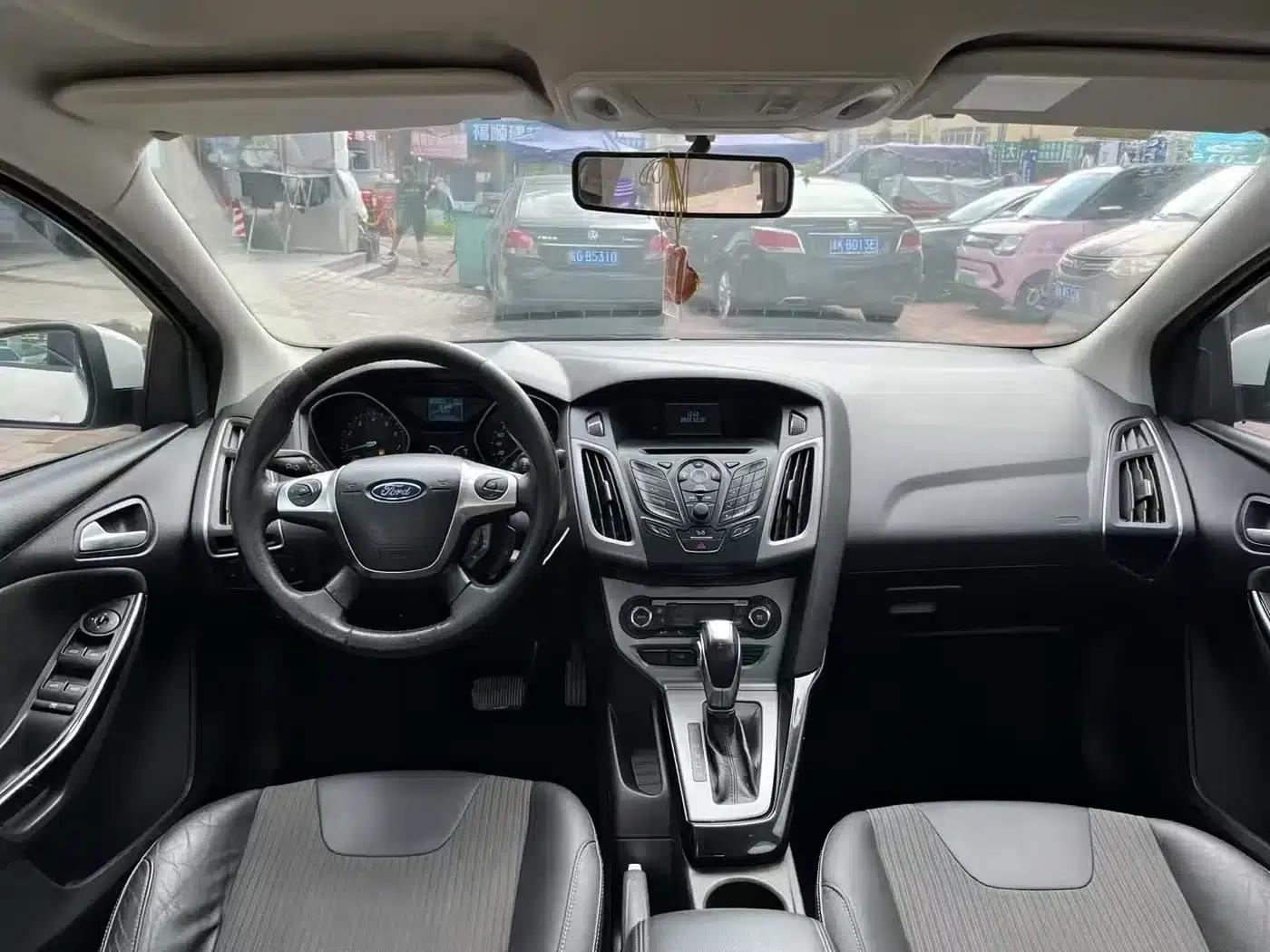 Ford Focus 2012 Sedan 1.6L Automatic Comfort — миниатюра 7