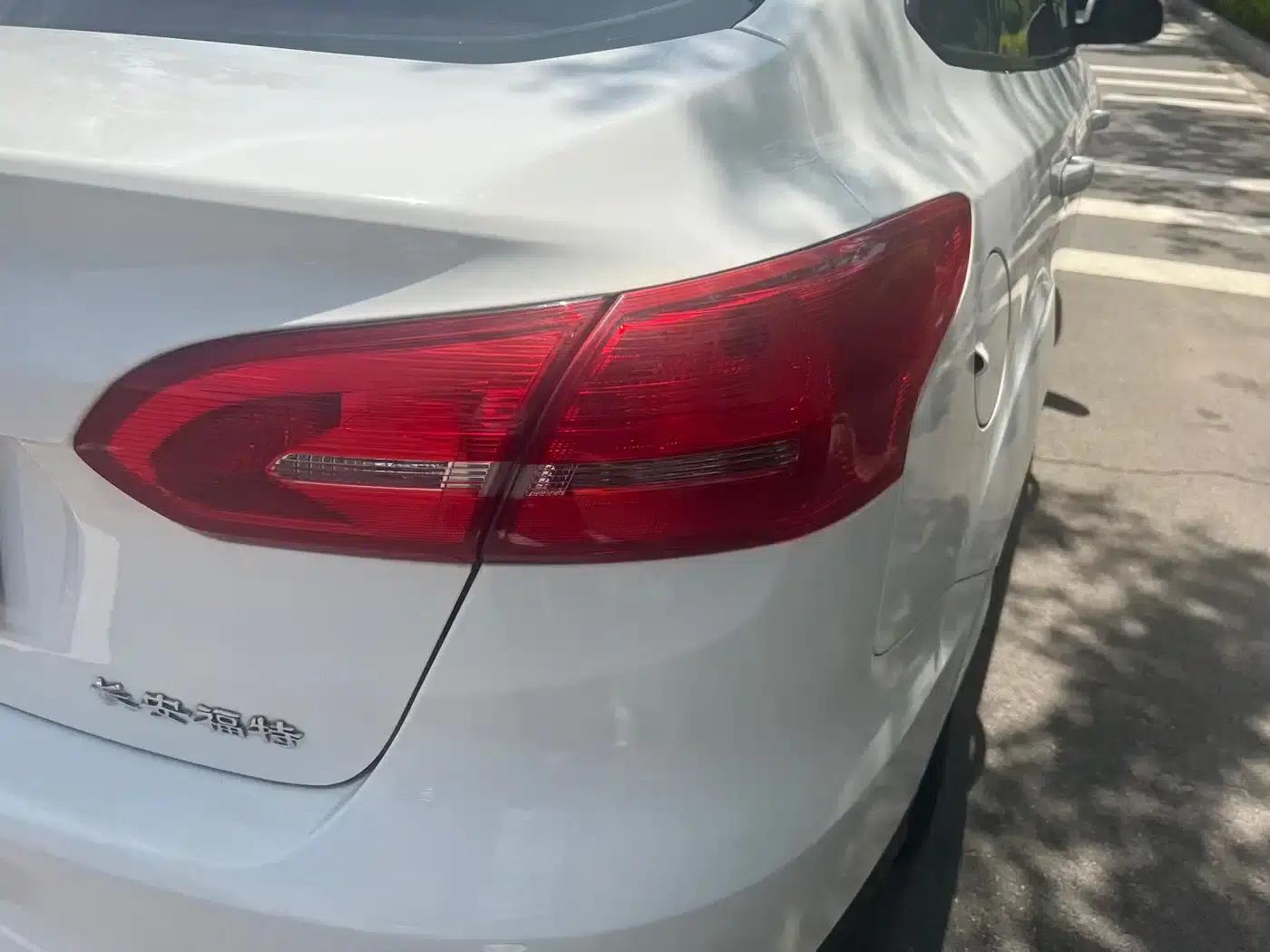 Ford Focus 2017 Sedan 1.6L Automatic Comfort Smart Edition — миниатюра 12