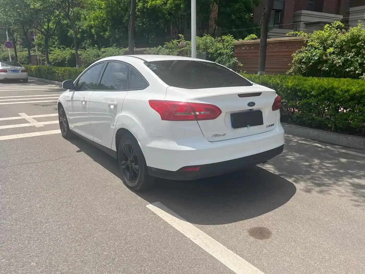 Ford Focus 2017 Sedan 1.6L Automatic Comfort Smart Edition — миниатюра 6
