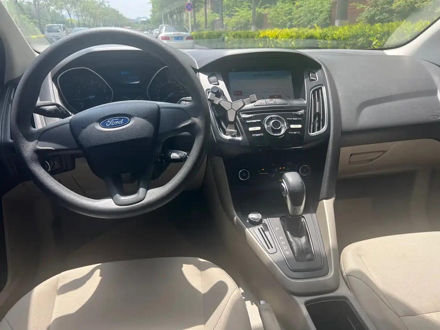 Ford Focus 2017 Sedan 1.6L Automatic Comfort Smart Edition — миниатюра 9