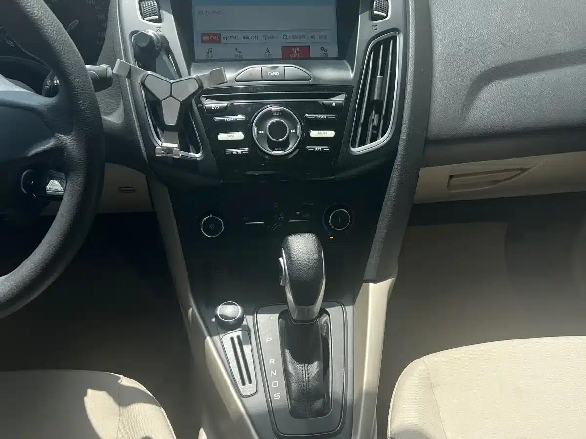 Ford Focus 2017 Sedan 1.6L Automatic Comfort Smart Edition — миниатюра 10